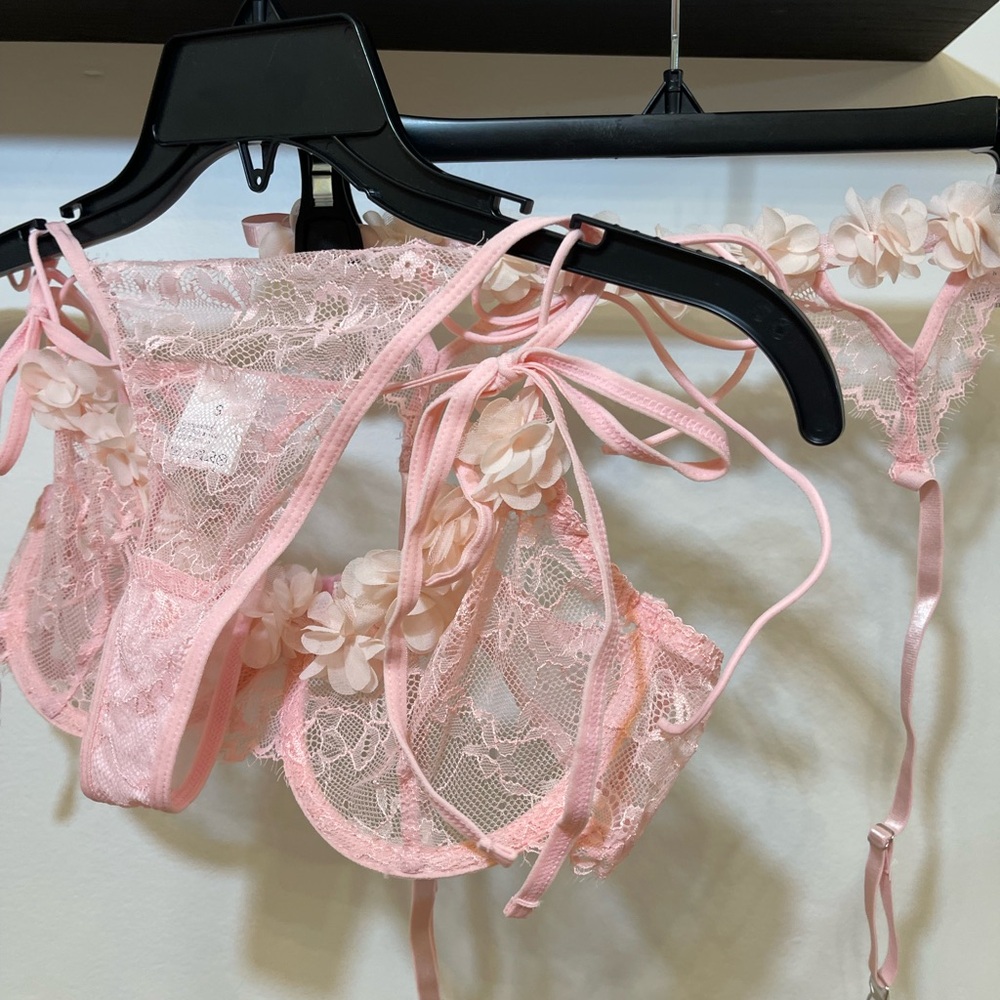 Delicate Floral Pink Lace Bra Set